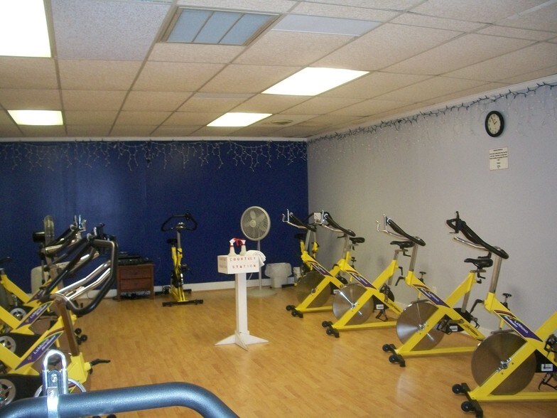 More Photos Of 2911 Brunswick Ave, New Bern Sports And Entertainment For Lease