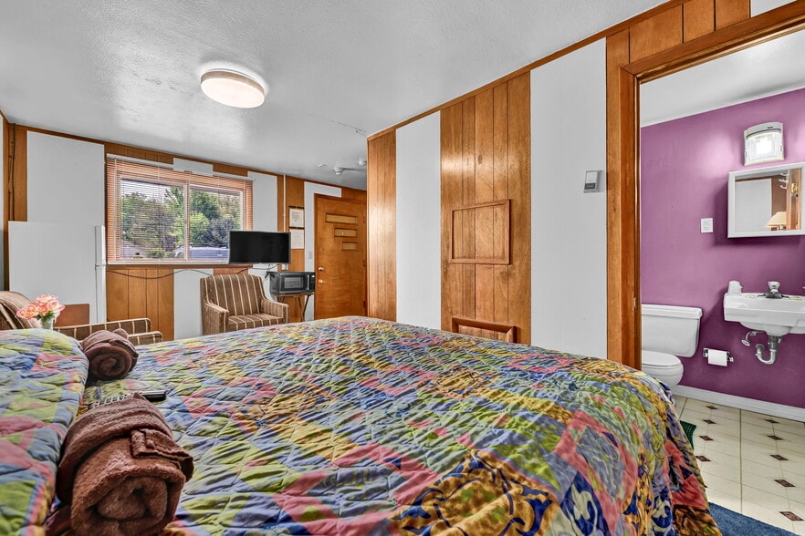 More Photos Of 44077 Oberlin Elyria Rd, Oberlin Hotel For Sale