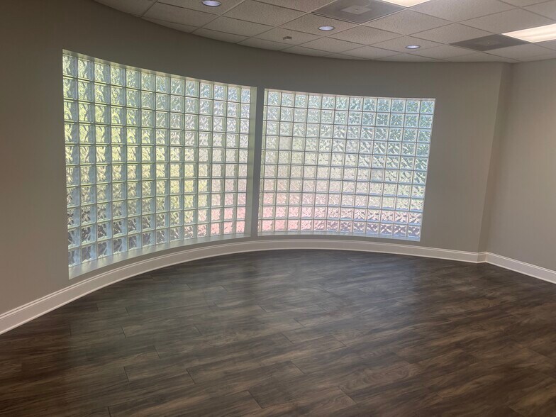 More Photos Of 300 Corporate Center Ct, Stockbridge Medical For Lease