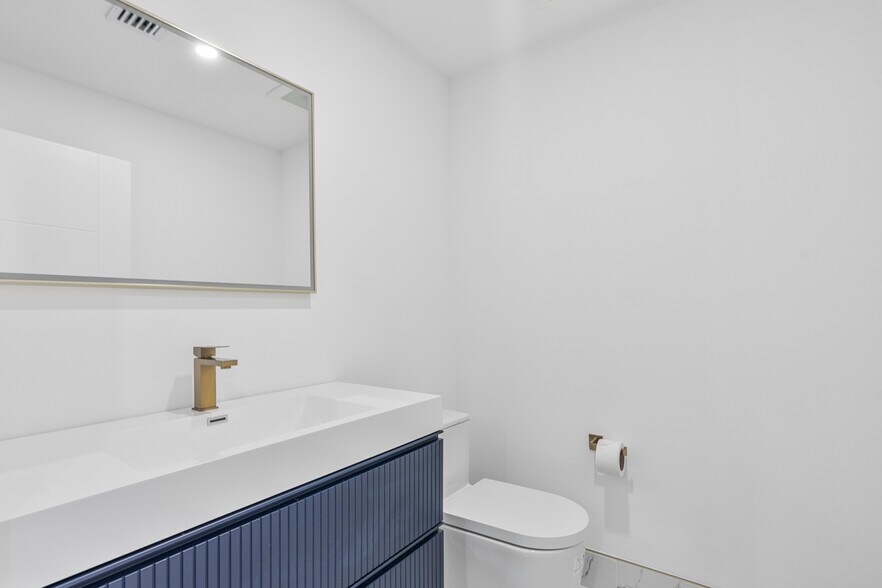 More Photos Of 2075-2129 W 76th St, Hialeah Showroom For Lease