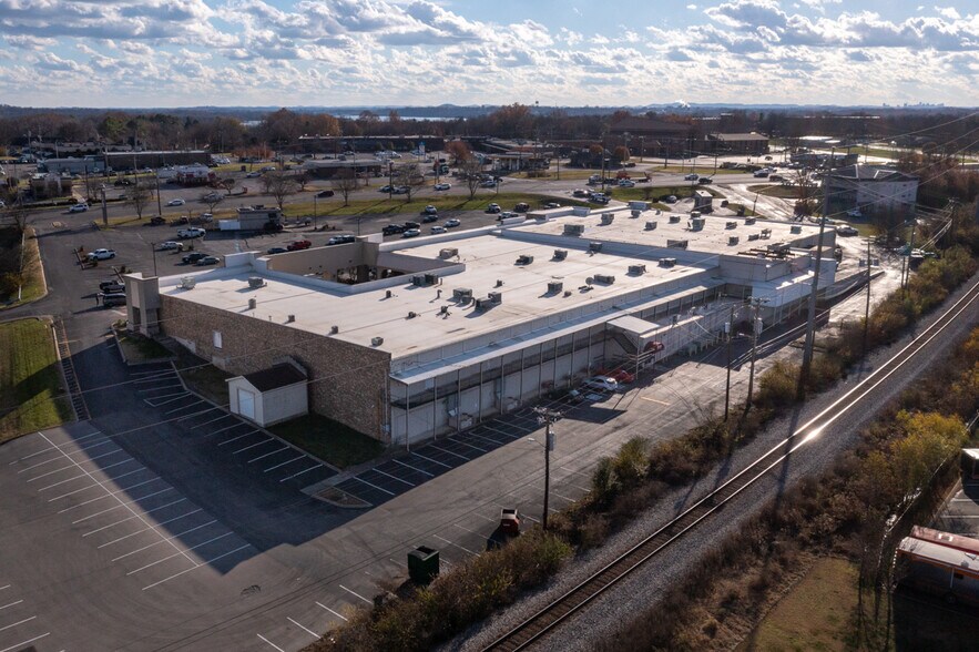 More Photos Of 500 W Main St, Hendersonville Freestanding For Lease