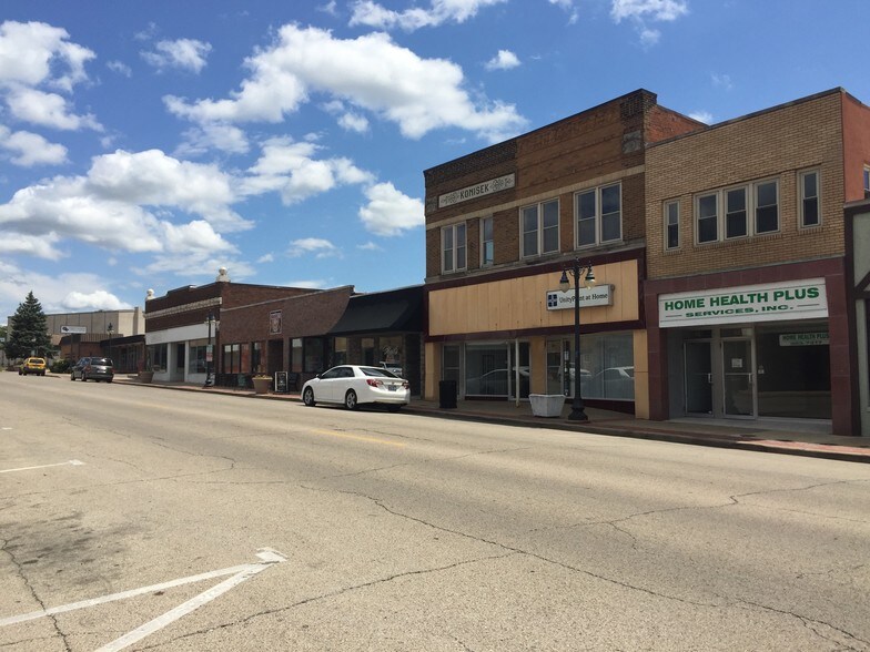 More Photos Of 512 Court St, Pekin General Retail For Sale