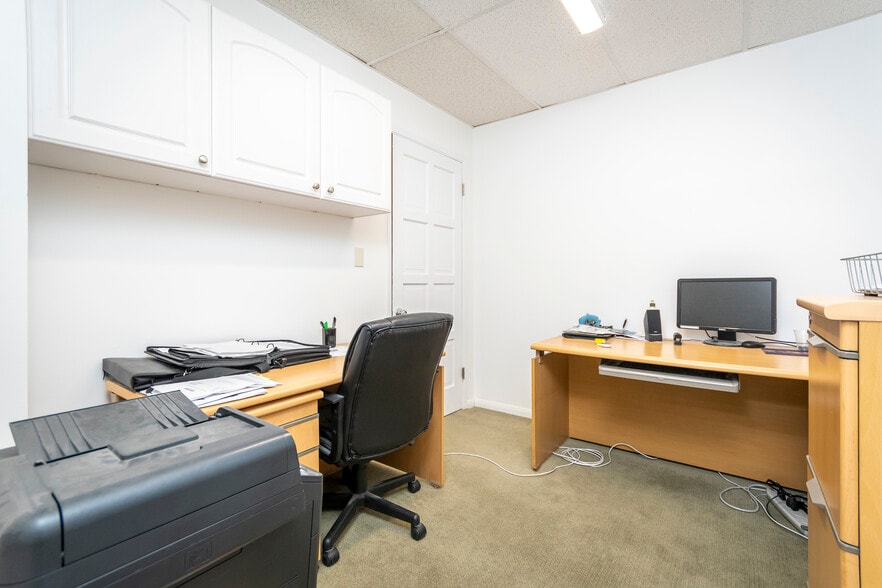 More Photos Of 3220 W Burbank Blvd, Burbank Warehouse For Lease