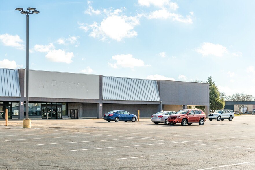 More Photos Of 5513-5567 Bigger Rd, Kettering Storefront For Sale