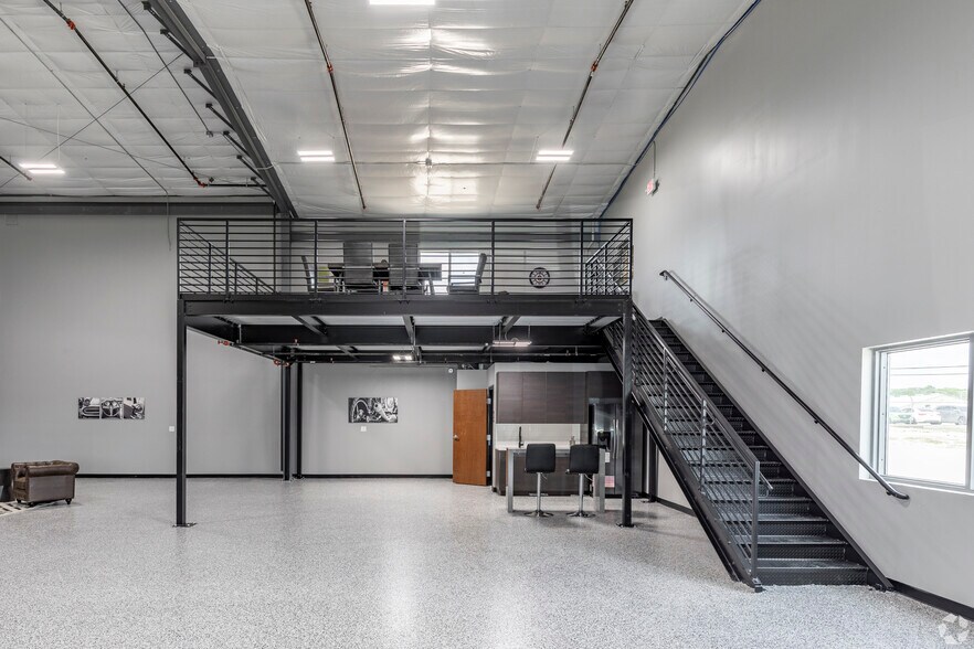 More Photos Of 7637 Fm 3009, Schertz Light Distribution For Sale