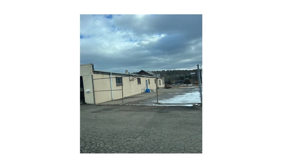 More Photos Of 24 E Aurora St, Waterbury Showroom For Sale