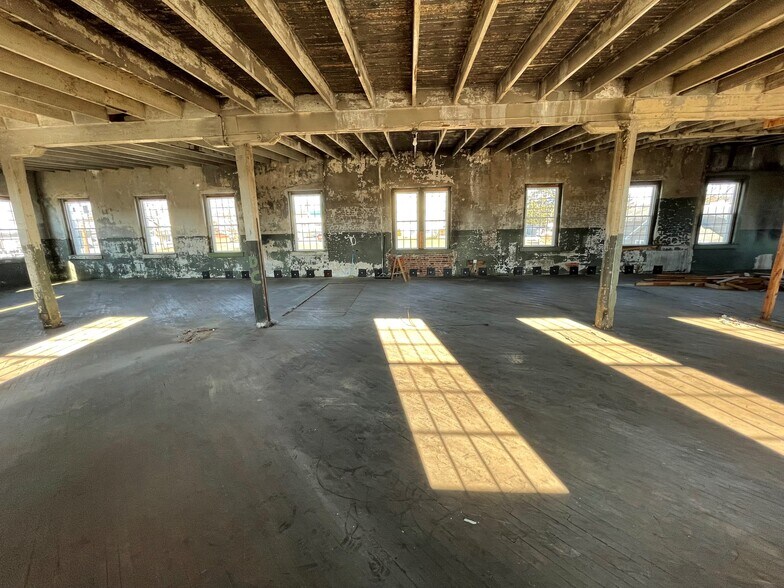 More Photos Of 130 W 3rd St, Waynesboro Light Distribution For Lease