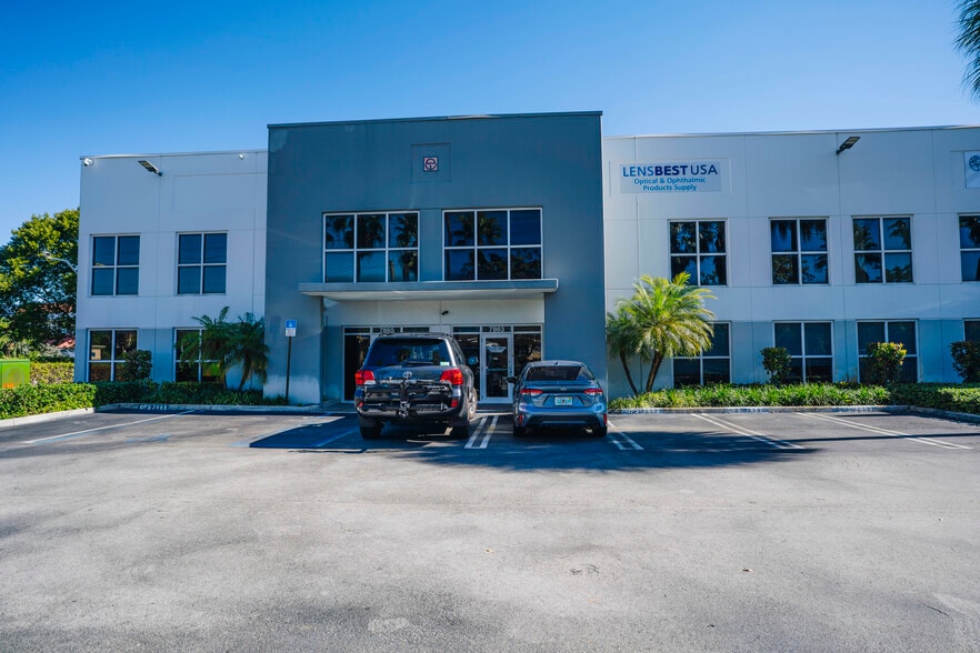 More Photos Of 7865 NW 46th St, Doral Warehouse For Lease