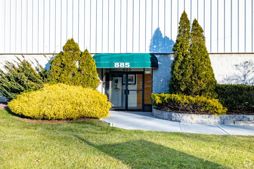 More Photos Of 885 Waverly Ave, Holtsville Warehouse For Lease