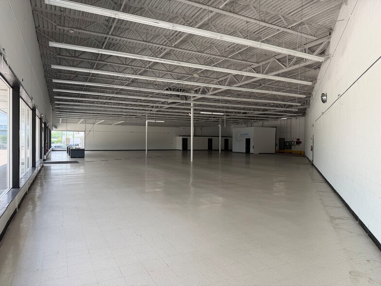 More Photos Of 401-421 Townline Rd, Mundelein Storefront Retail Office For Lease