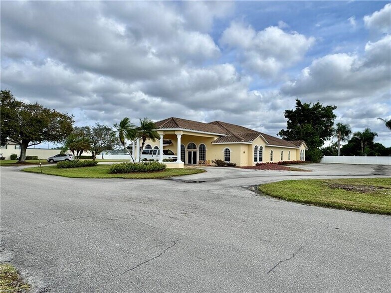 More Photos Of 2605 Bayview St, Sebring General Retail For Lease