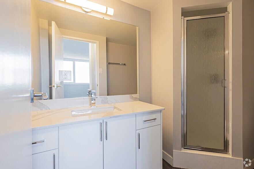 More Photos Of 2105 90 Av SW, Calgary Apartments For Lease