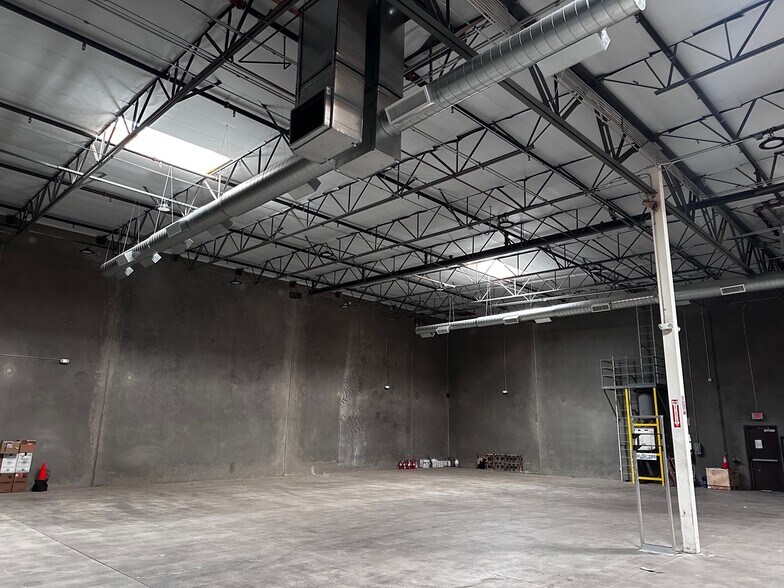 More Photos Of 1628 W Williams Dr, Phoenix Warehouse For Lease