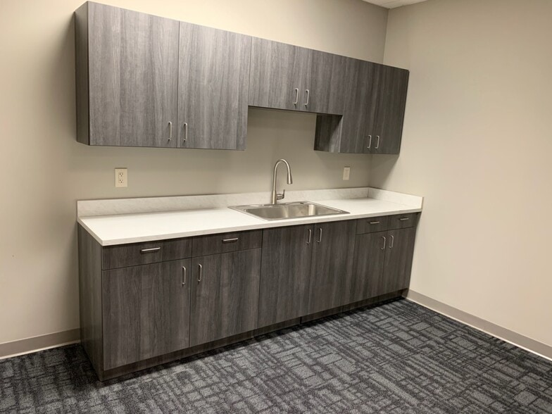 More Photos Of 755 Commerce Dr, Decatur Medical For Lease