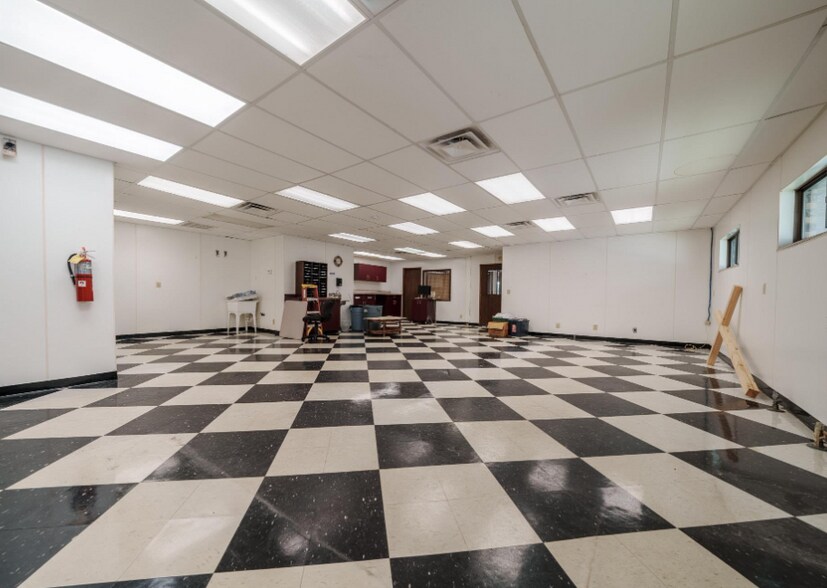 More Photos Of 124 S Green St, Greentown Office For Sale
