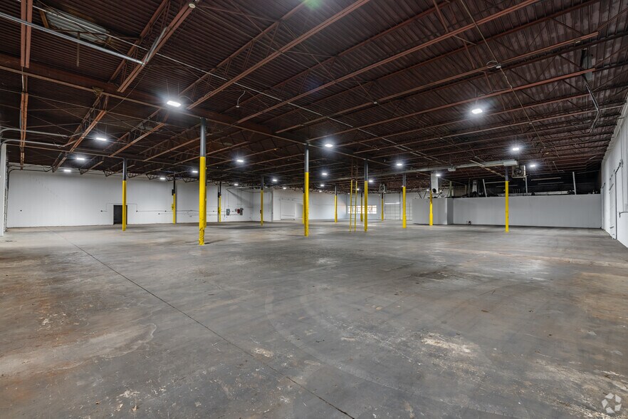 More Photos Of 712-740 W Mockingbird Ln, Dallas Warehouse For Lease