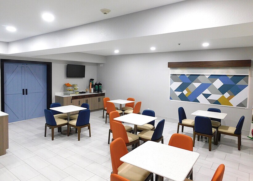 More Photos Of 1823 W Reynolds St, Pontiac Hotel For Sale