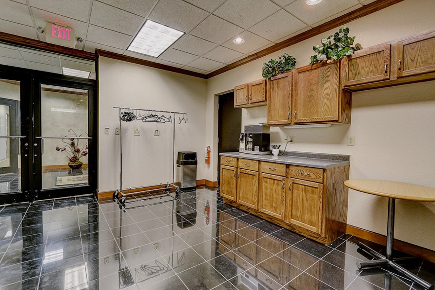 More Photos Of N28W23000 Roundy Dr, Pewaukee Office For Sale