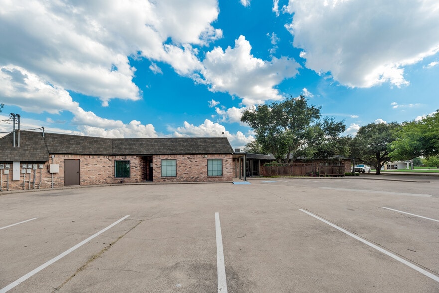 More Photos Of 726 Dalworth St, Grand Prairie Office For Sale