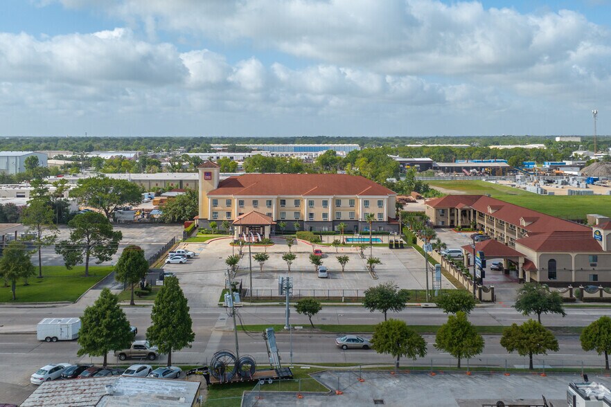 More Photos Of 9120 Airport Blvd, Houston Hotel For Sale