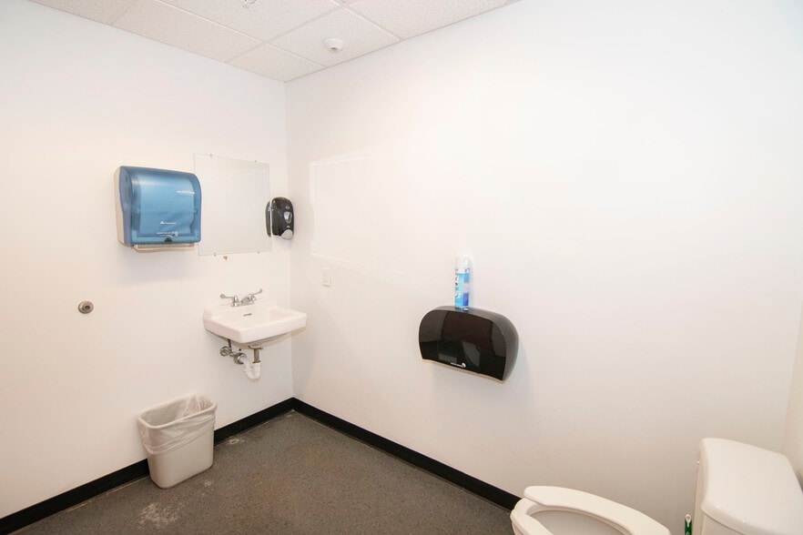 More Photos Of 3 Unlimited Dr, Saratoga Springs Office For Lease