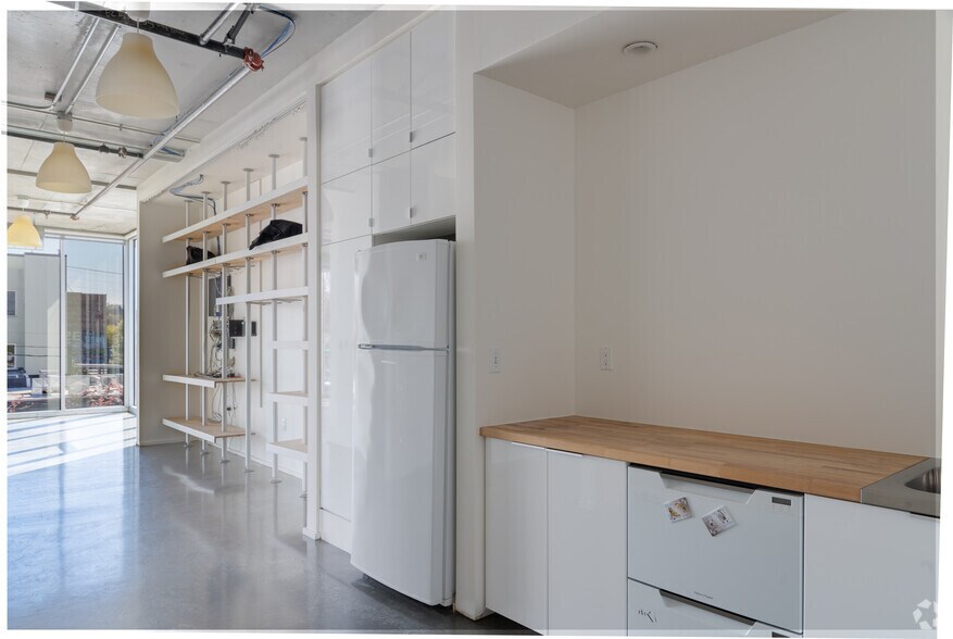 More Photos Of 524-542 E Burnside St, Portland Office For Sale