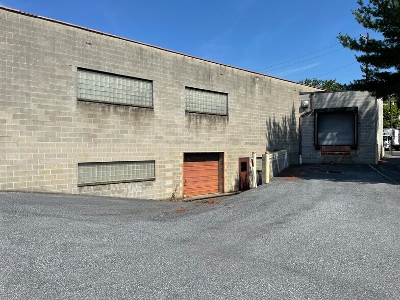 More Photos Of 2312 Woodlawn St, Harrisburg Warehouse For Sale