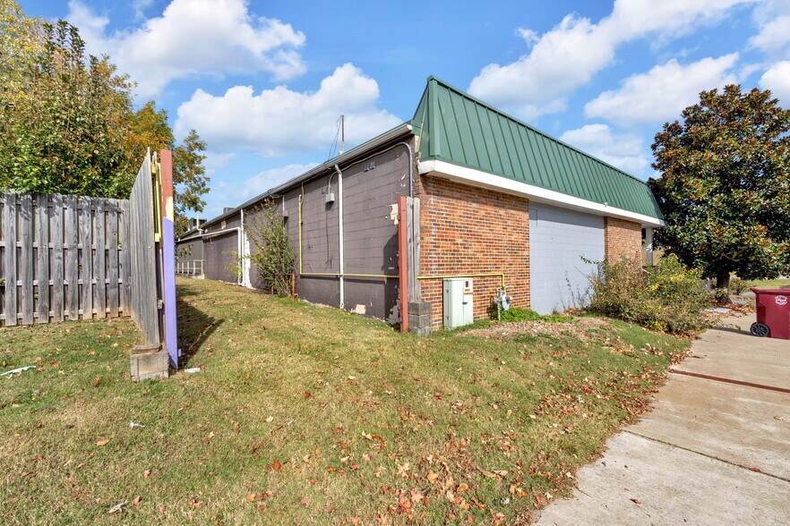 More Photos Of 401 E Myrtle, Johnson City Freestanding For Sale