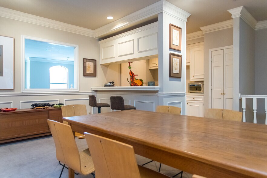 More Photos Of 4821 Broadway St, Addison Office For Sale