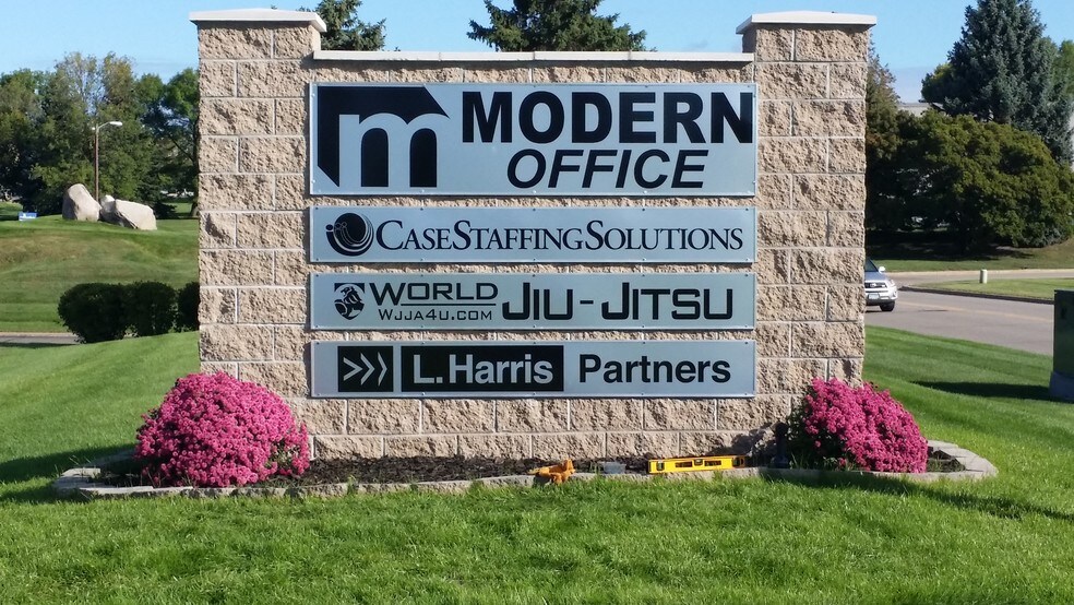 More Photos Of 6900 Shady Oak Rd, Eden Prairie Showroom For Lease