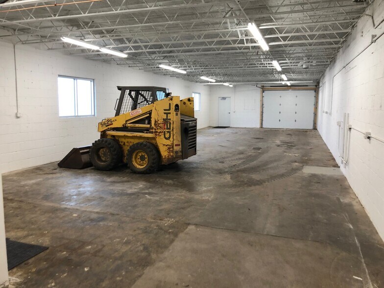 More Photos Of 5213 W Broadway Ave, Minneapolis Auto Dealership For Lease