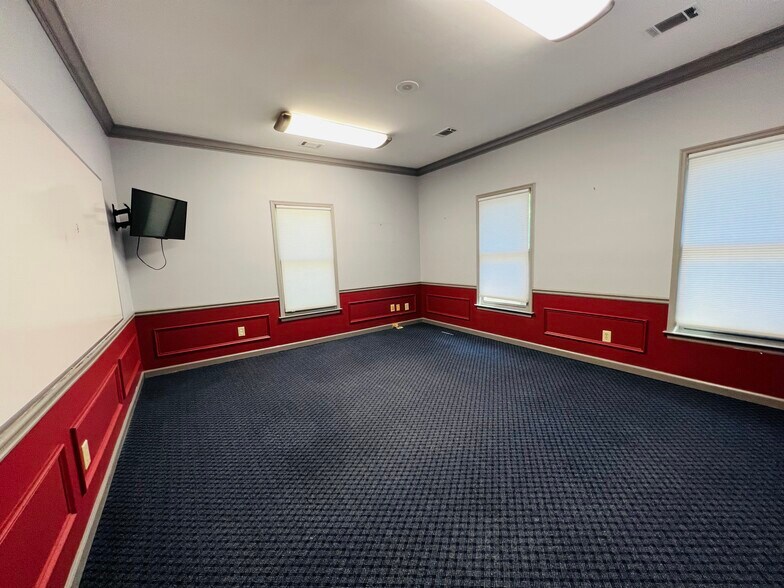 More Photos Of 575 Colonial Park Dr, Roswell Medical For Lease