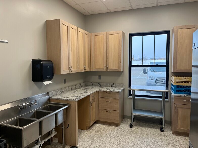 More Photos Of 1606 NW Irvinedale Dr, Ankeny General Retail For Sale