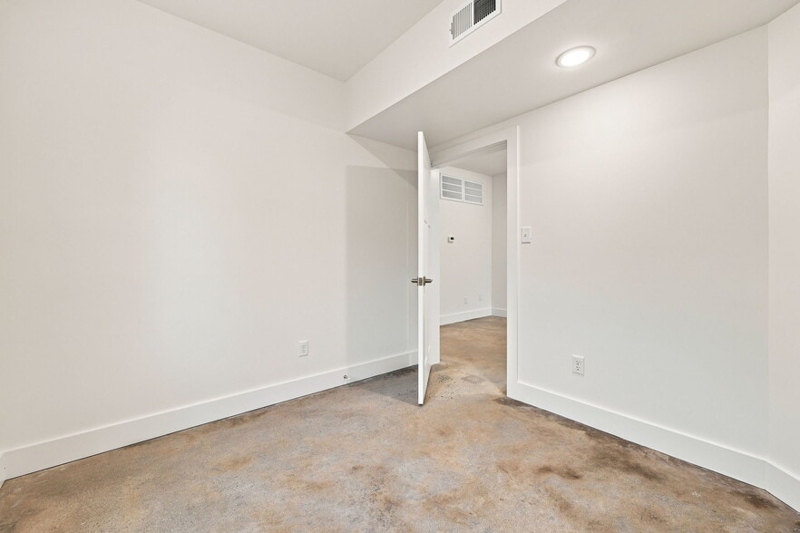 More Photos Of 112 Buckroe Ave, Hampton Storefront Retail Residential For Sale