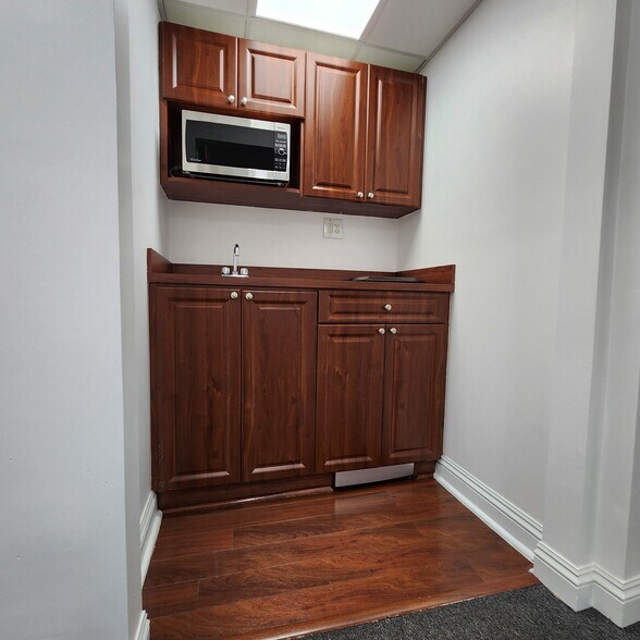 More Photos Of 460 W 84th St, Hialeah Showroom For Lease