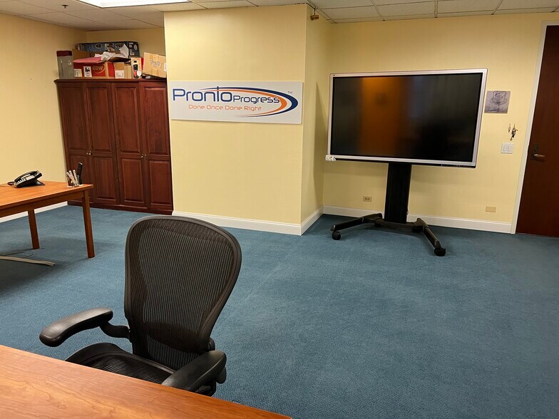 More Photos Of 211 W Wacker Dr, Chicago Office For Lease