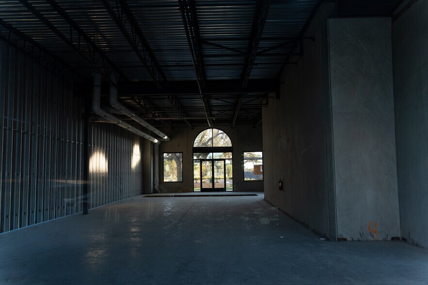 More Photos Of 2860 Military dr, San Antonio General Retail For Lease