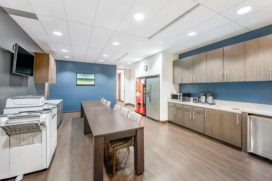 More Photos Of 601 Carlson Pky, Minnetonka Coworking Space