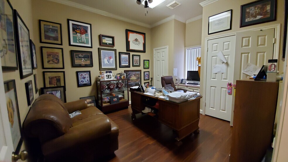 More Photos Of 331-347 E Parkwood Ave, Friendswood Medical For Lease