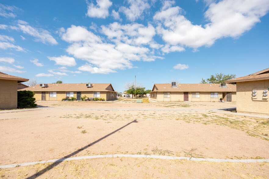 More Photos Of 11200 Chamberlaine Way, Adelanto Apartments For Sale