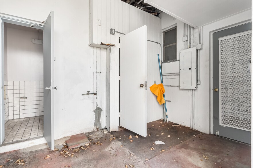 More Photos Of 775 NW 21st St, Miami Service For Lease