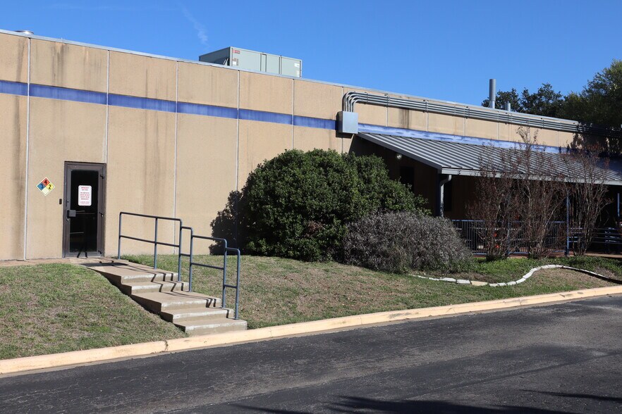 More Photos Of 8609 Cross Park Dr, Austin Office For Lease
