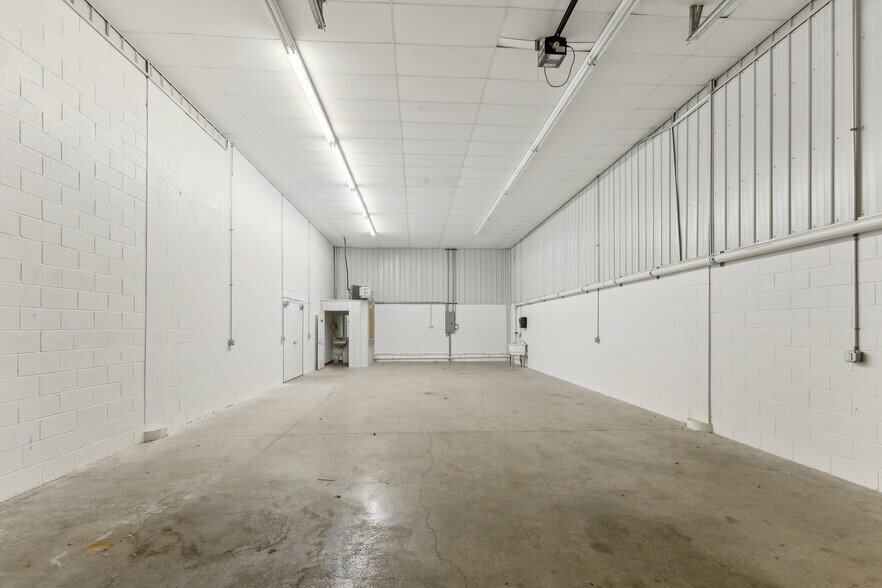 More Photos Of 1823 E 53rd St, Anderson Self Storage For Lease