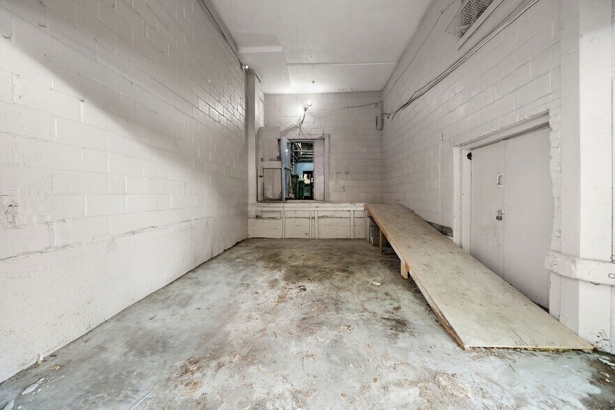 More Photos Of 71-81 Av Du Mont-Royal O, Montréal Office For Sale