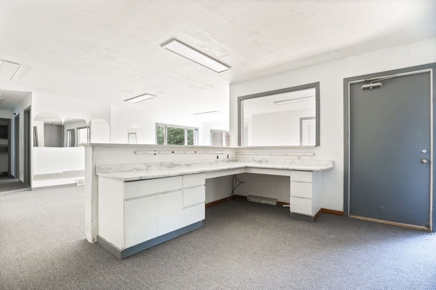 More Photos Of 2215 N Center Rd, Saginaw Office For Sale