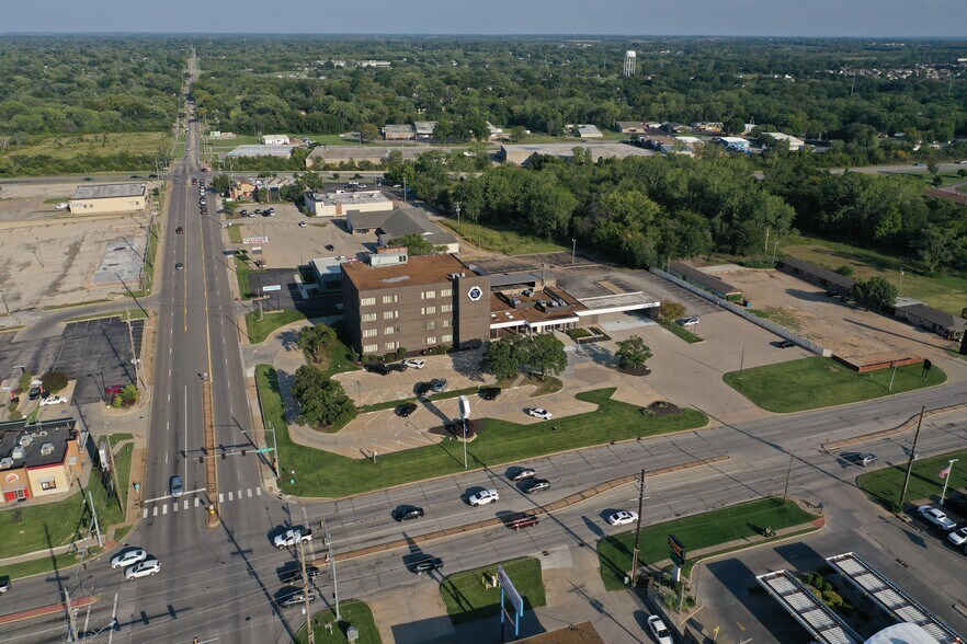 More Photos Of 3706 SW Topeka Blvd, Topeka Office For Lease