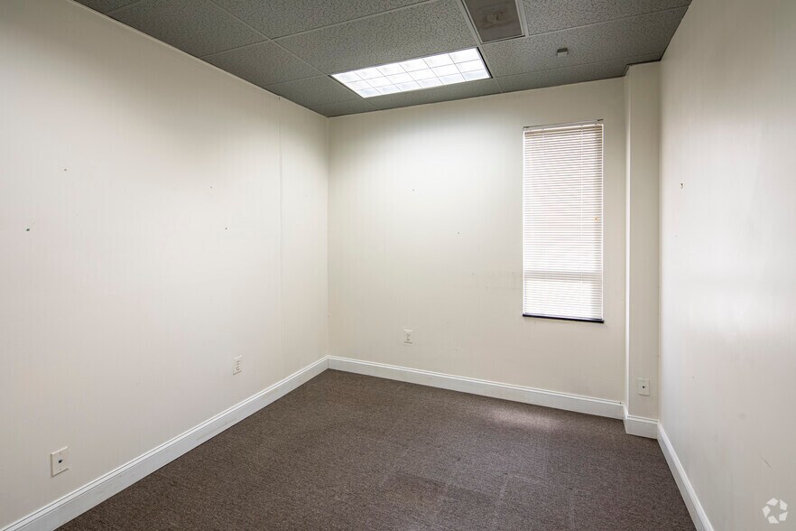 More Photos Of 2560 Huntington Ave, Alexandria Office For Lease