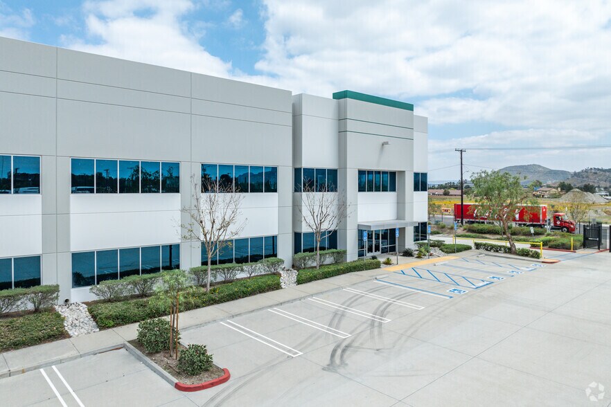 More Photos Of 17820 Slover Ave, Bloomington Warehouse For Lease