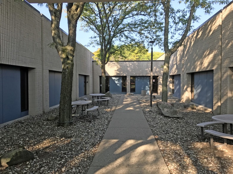 More Photos Of 14115 Farmington Rd, Livonia Unknown For Lease