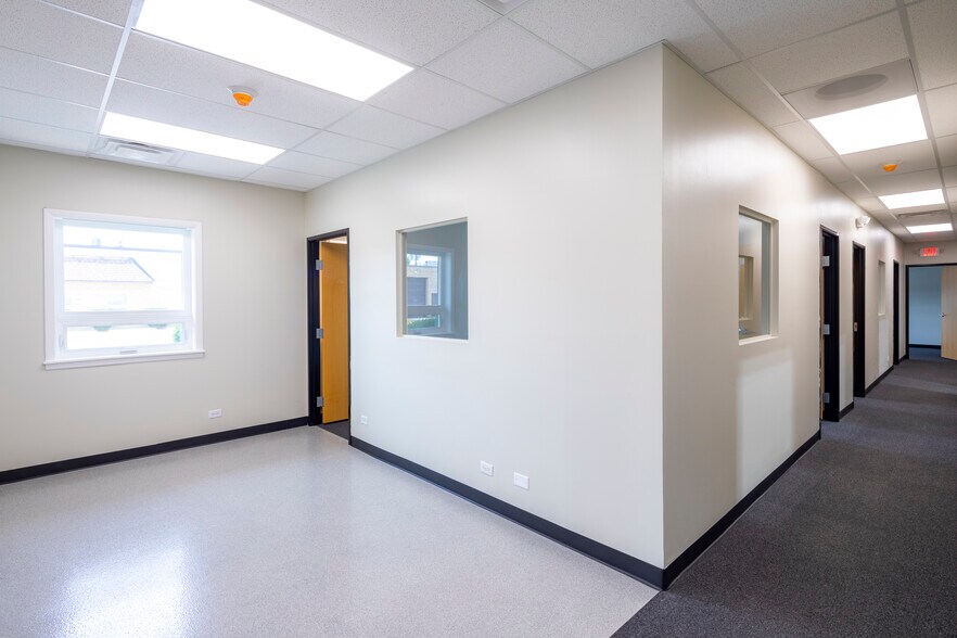 More Photos Of 1084 Industrial Dr, Bensenville Warehouse For Lease